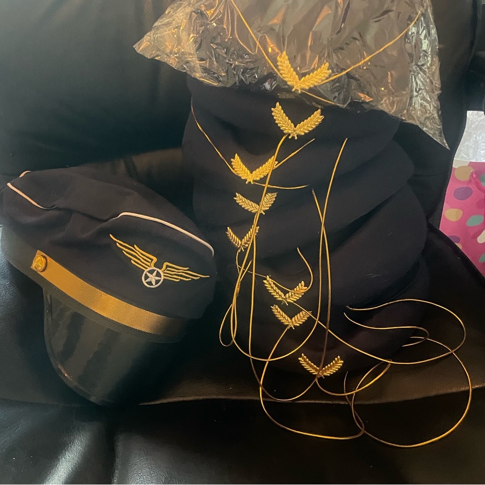 1 pilot hat and 8 flight attendant hats